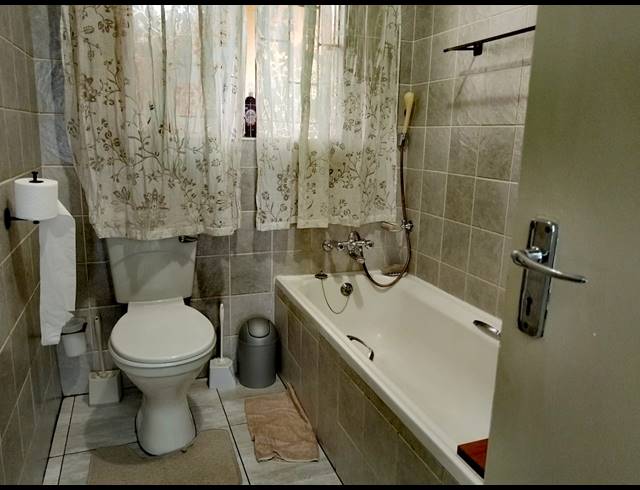 4 BEDROOM APARTMENT FOR SALE IN VAN RIEBEECK PARK